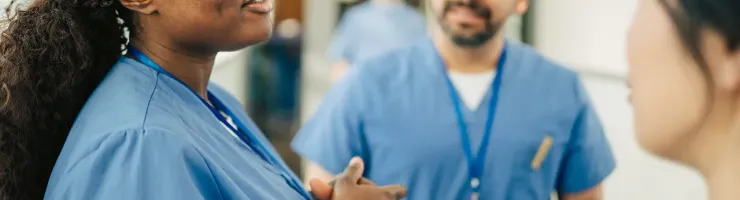 Équipe médicale qui discute entre elle.