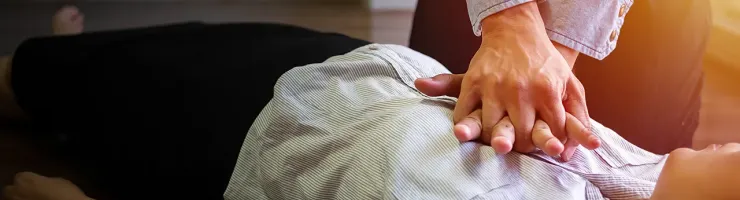 Massage cardiaque sur un mannequin.
