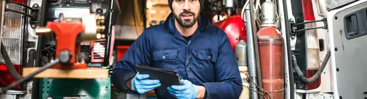 Intérieur aménagé d'un utilitaire avec étagères de rangement