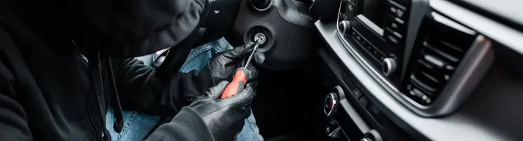 Un voleur tente de démarrer une voiture volée