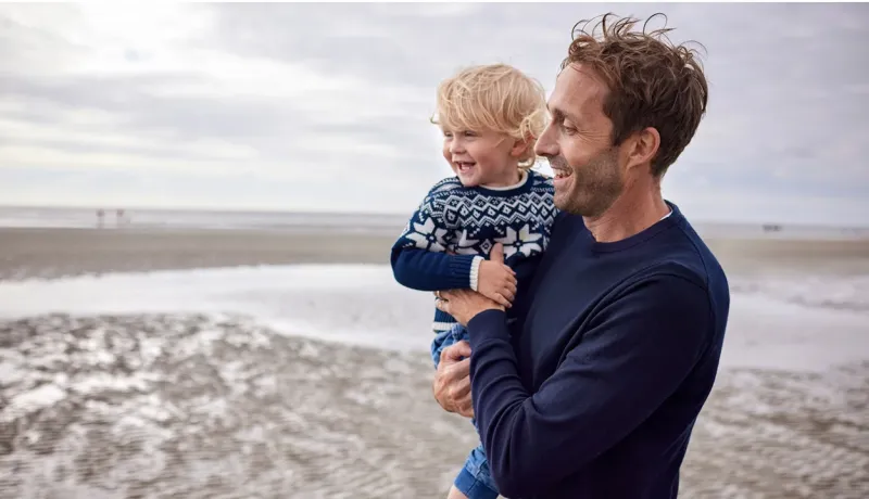 Papa et son fils sur une plage