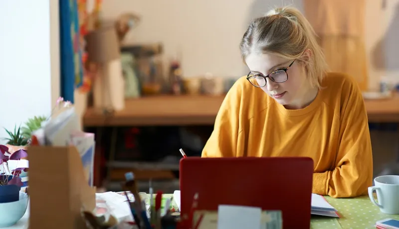 Étudiante révisant sur son ordinateur