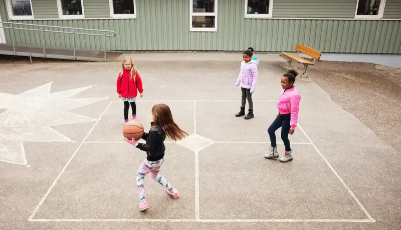Enfants jouant dans une cour de récréation