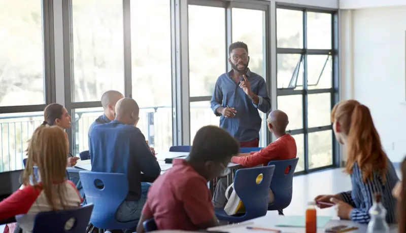 Une équipe de travail dans une salle de réunion.