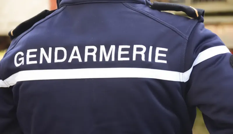 Veste de gendarmerie, représentant l'autorité et la sécurité.