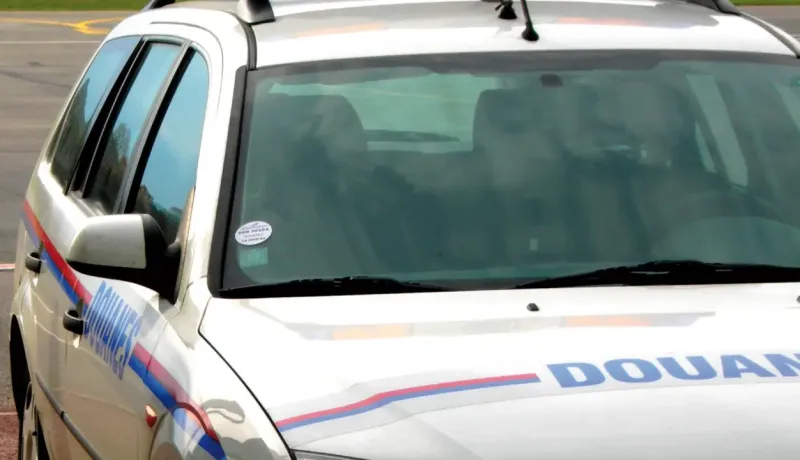 Une voiture de douane est garée à l’extérieur 