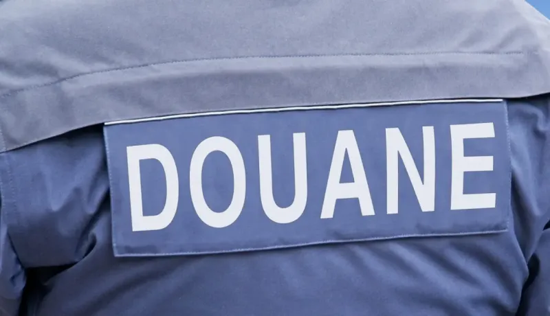 Gros plan d'un uniforme de douane.