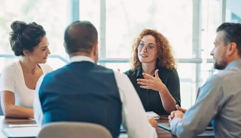 Collaboration professionnelle, équipe discutant des stratégies.