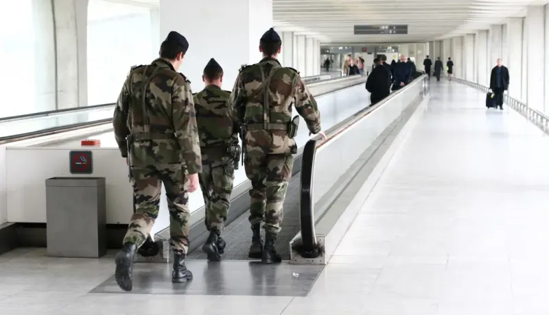 Des militaires en train de patrouiller dans un aéroport.
