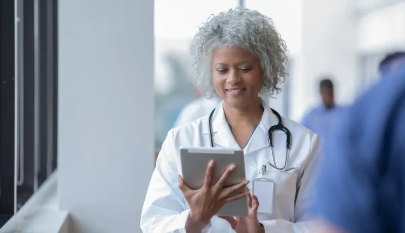 Médecin utilisant une tablette numérique