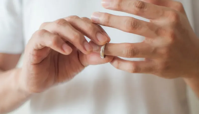 Gros plan d'une main avec une bague.