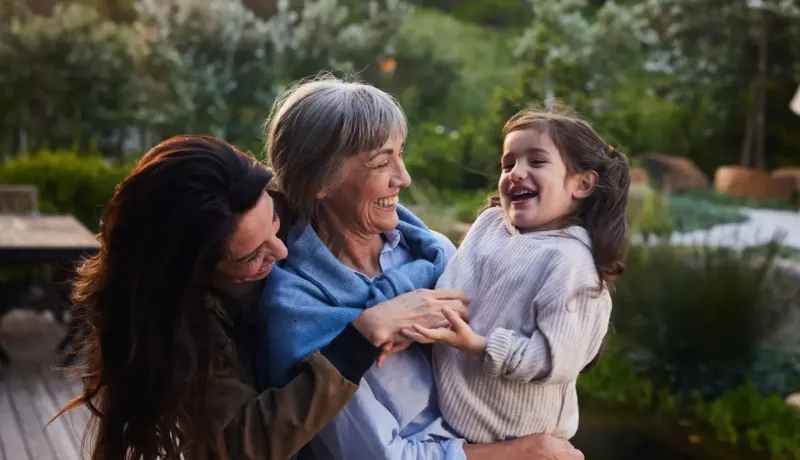 Femmes en train de jouer avec une petite fille