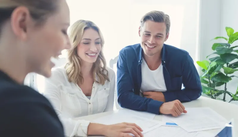 Une bancaire conseille un couple.