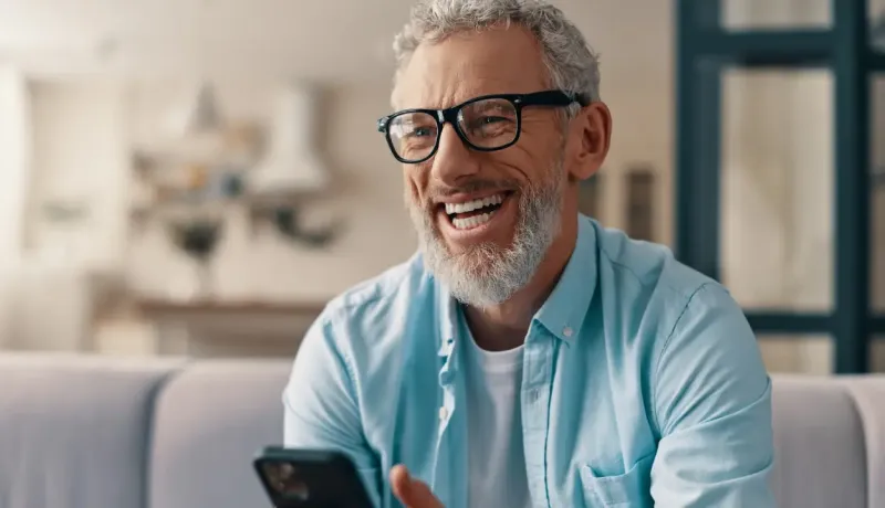 Un homme utilise son téléphone.