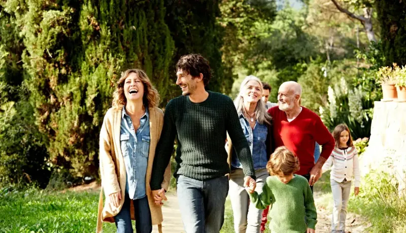 Une famille se promène dans la nature