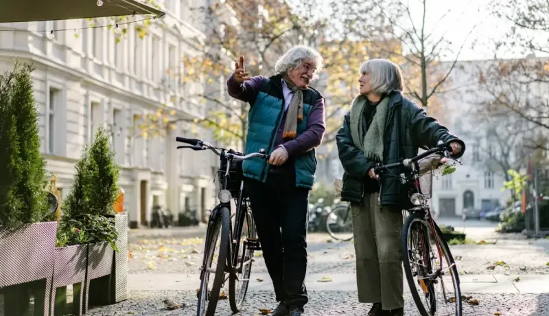 Un couple à vélo dans la rue.