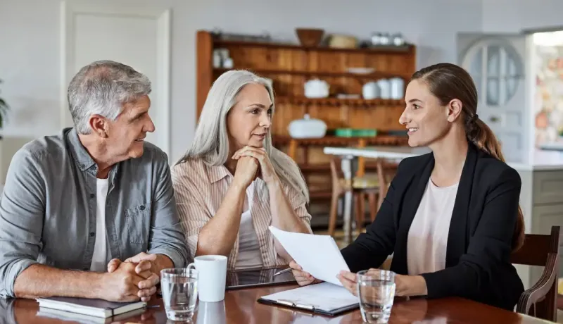 Un couple se fait coacher par une conseillere.