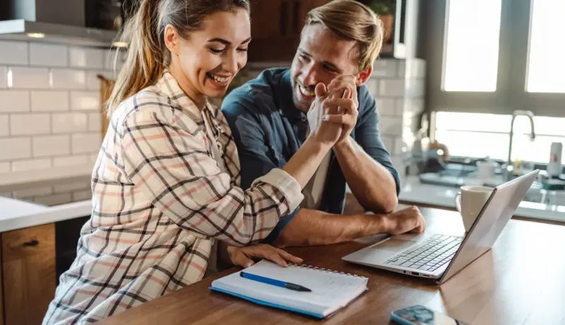 Un couple de personne se font un check