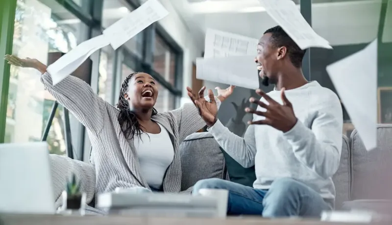 Un couple ont balancé des documents en l'air exprimant leur joie.