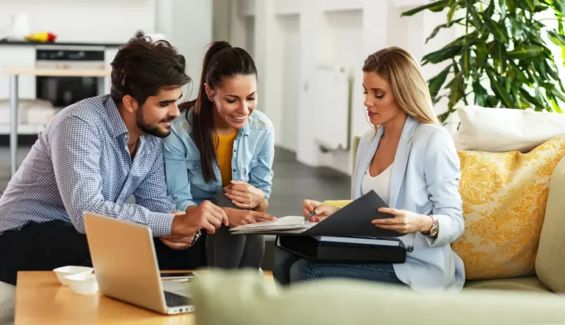 Une bancaire conseille une couple 