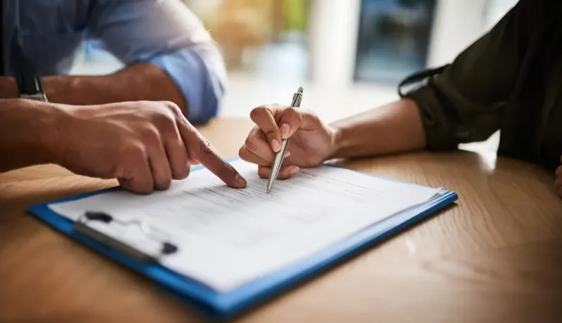 Gros plan sur une personne est en train de signer un contrat