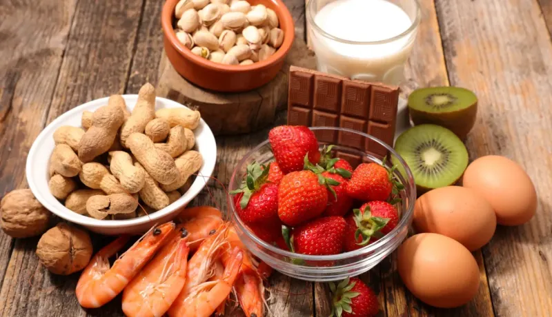 Composition d'aliments couramment allergènes : fraises, cacahuètes, œufs, noix, crevettes, chocolat, kiwi.