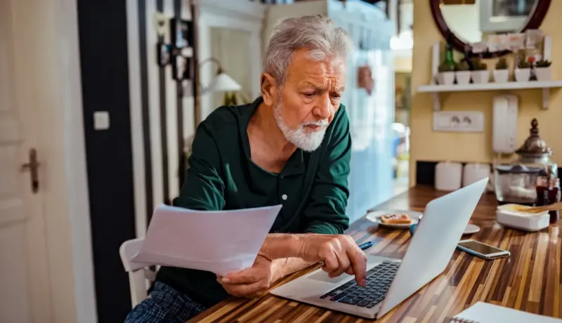 Un homme est en train de naviguer sur son ordinateur portable