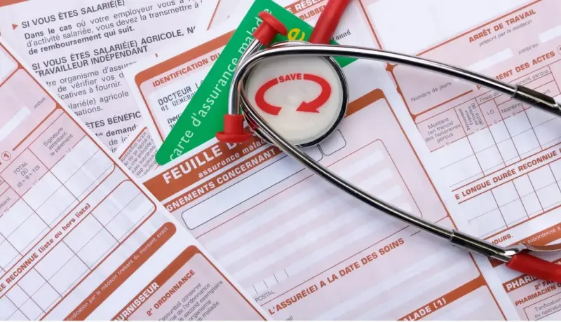 Un stéthoscope et des documents d'assurance maladie avec le concept de mutuelle santé.