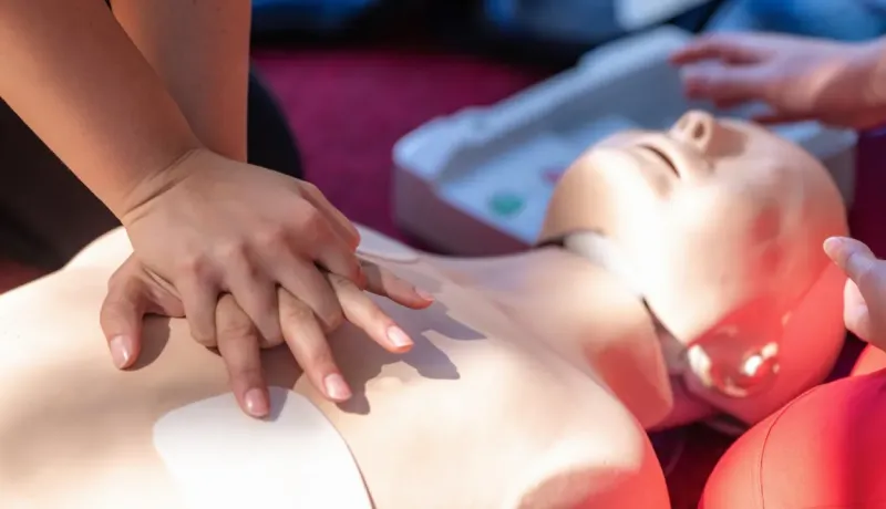Apprentissage des gestes de premiers secours sur un mannequin.