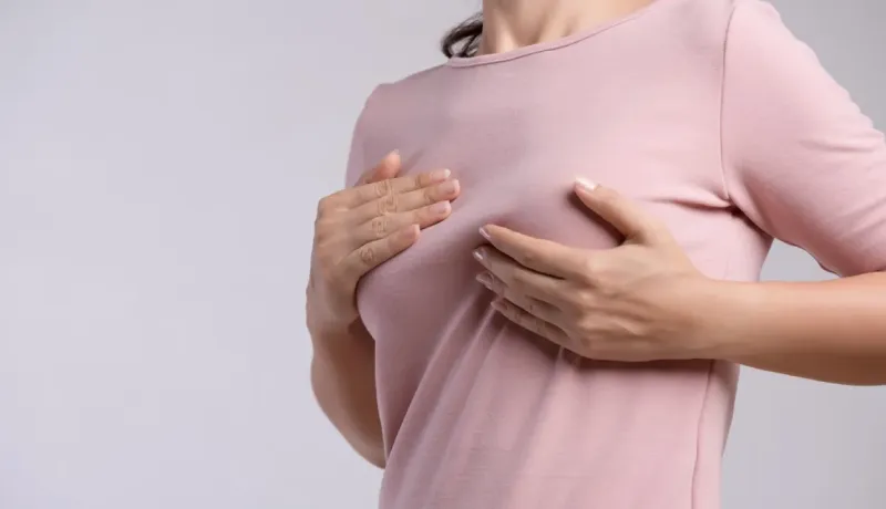 Femme examinant sa poitrine, auto-examen de santé.