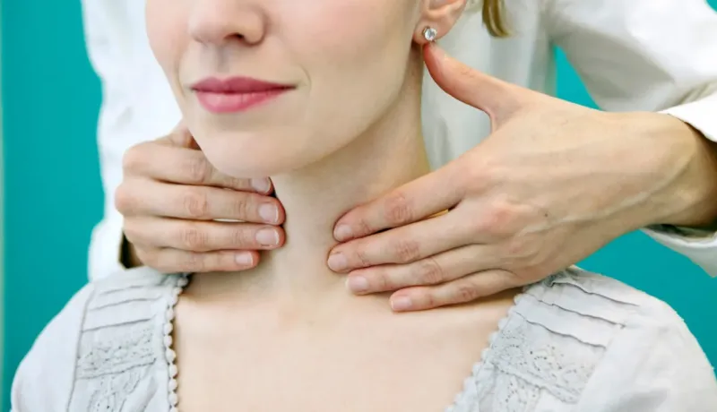 Examen médical de la thyroïde par palpation du cou.