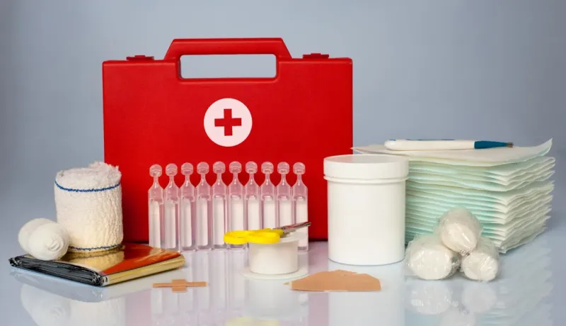 Trousse de premiers secours remplie de matériel médical essentiel.