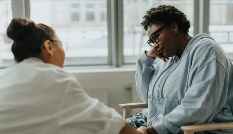Professionnelle de santé discutant avec une patiente, soutien.