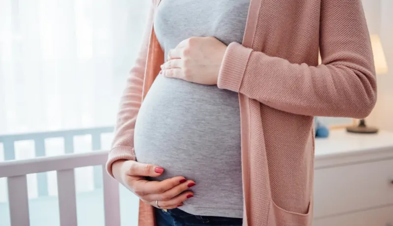 Femme enceinte tenant son ventre, attendant un bébé.