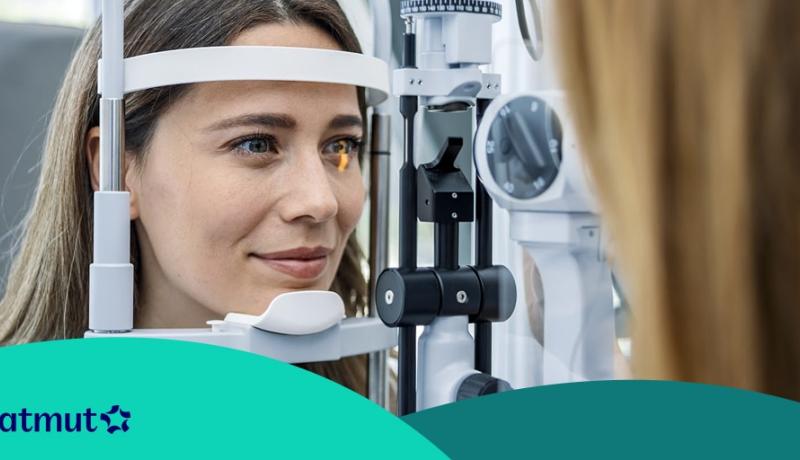 Une femme passe un contrôle ophtalmologique avec un spécialiste.