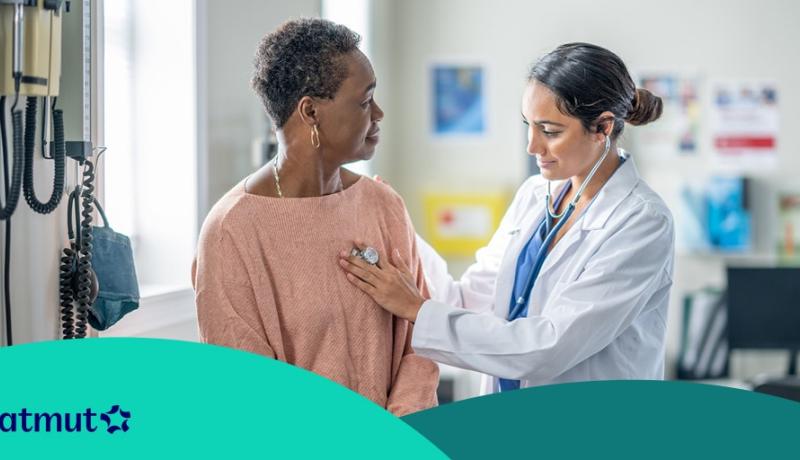 Une médecin ausculte une patiente âgée avec un stéthoscope.