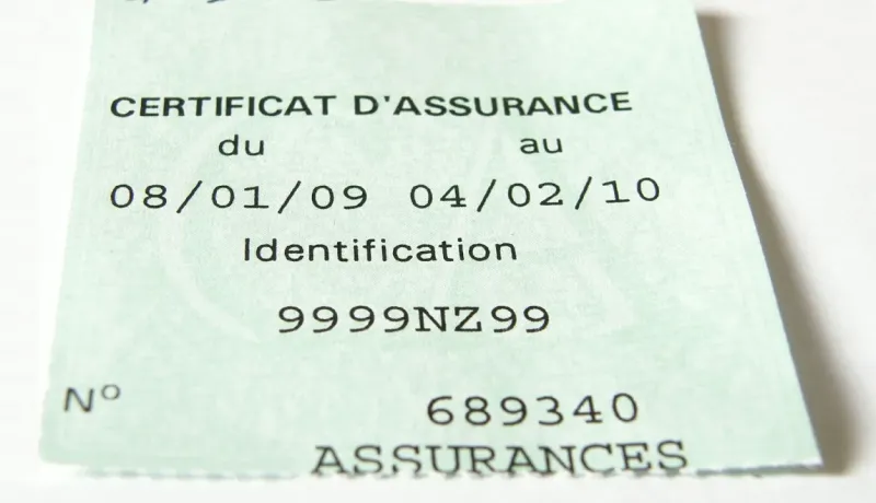 Gros plan sur la carte verte où les dates de validités sont barrées par un trait rouge