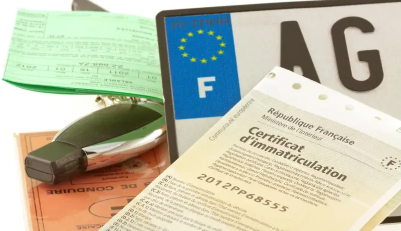 Documents français pour véhicule : certificat d'immatriculation, permis de conduire, plaque d'immatriculation.