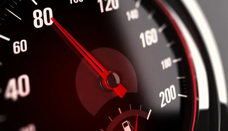Gros plan sur un compteur de vitesse de voiture avec l'aiguille indiquant 80 km/h.