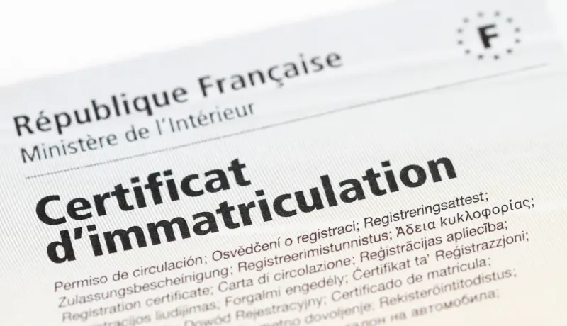 Gros plan d'un "Certificat d'immatriculation" français officiel, document important pour les véhicules.