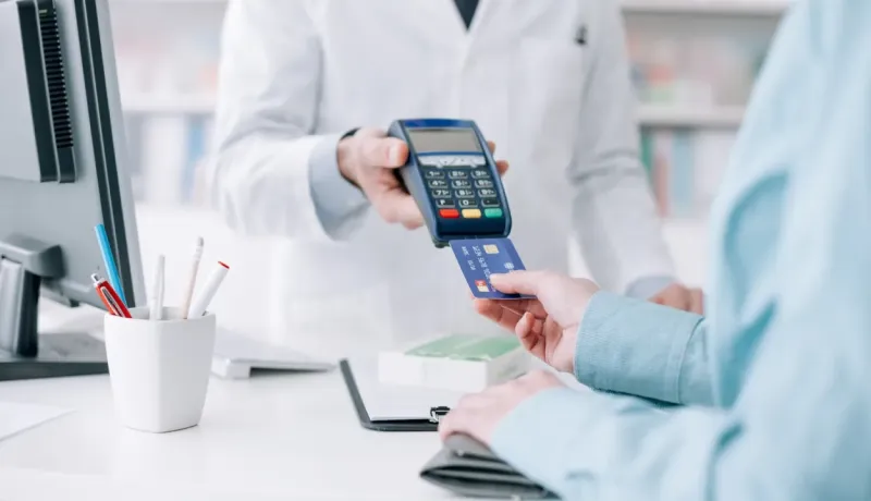 Paiement par carte bancaire sans contact chez un professionnel de santé.