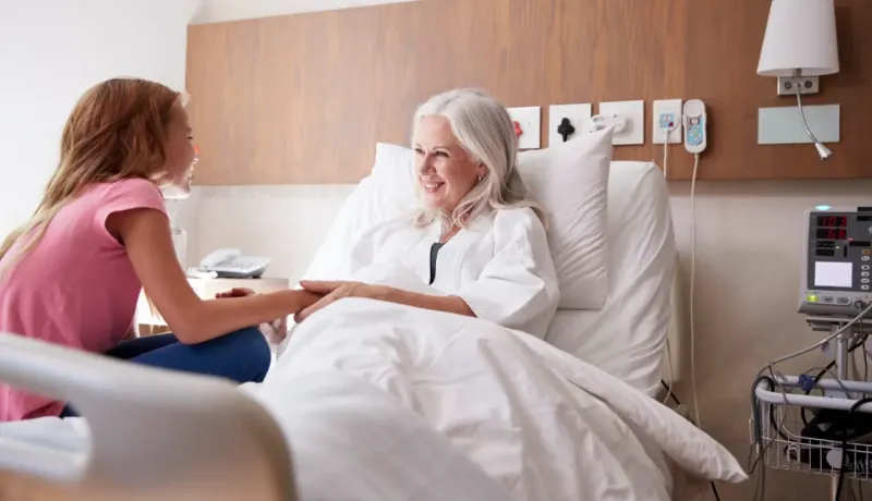 Jeune fille rendant visite à sa grand-mère à l'hôpital.
