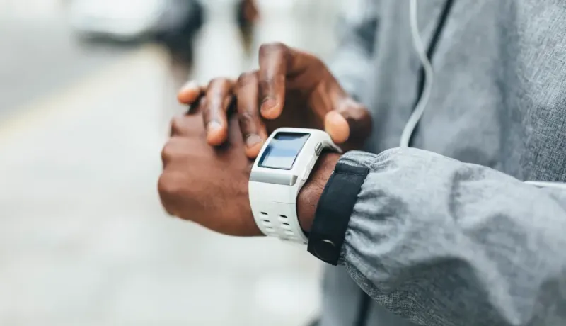 Homme regardant sa montre connectée, suivi d'activité physique.