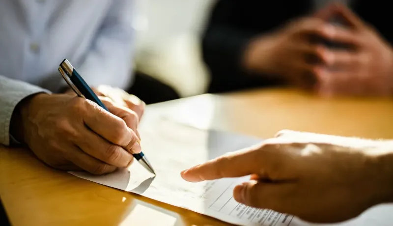 Signature de document avec un stylo, accord ou contrat.