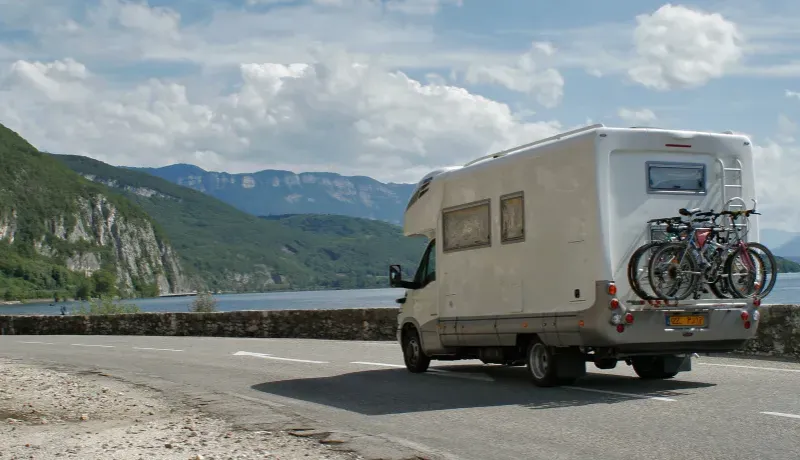 camping car sur une route.