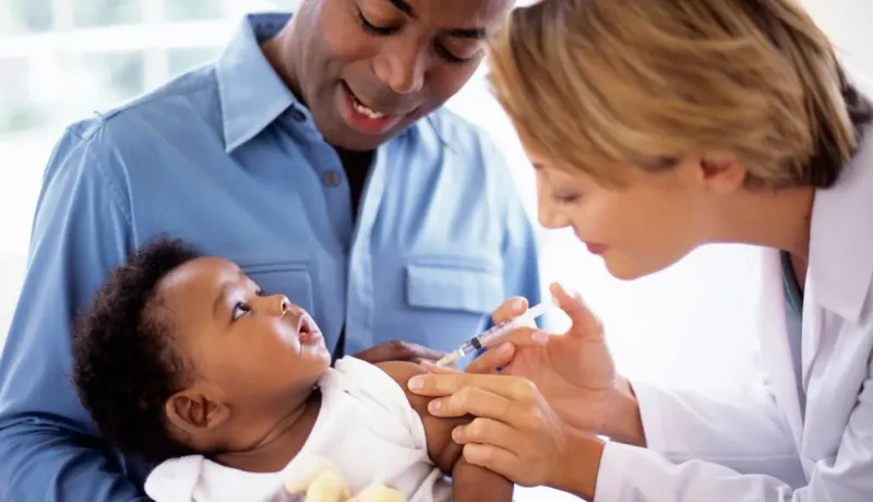 Un professionnel de santé administre un vaccin à un bébé.