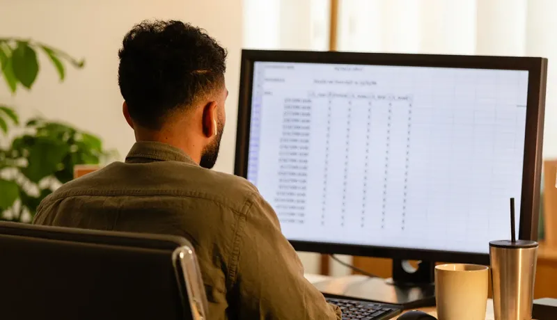 Un homme travaillant sur ordinateur de bureau.
