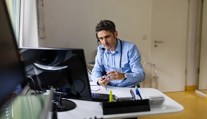 Entrepreneur travaillant seul dans son bureau.
