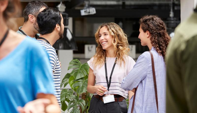 Rencontre entre professionnels lors d'un événement.