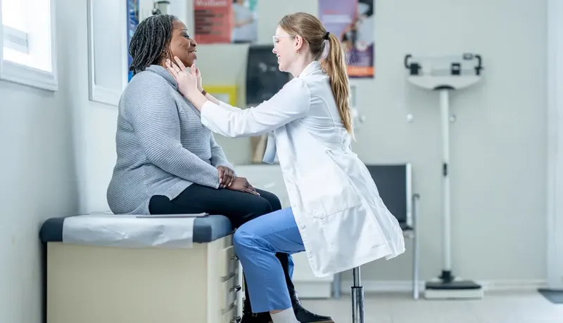 Consultation médicale avec un patient.